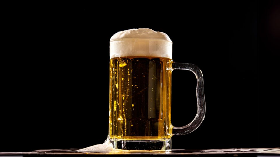 แอลกอฮอล์ทำลายวิตามินบี ซึ่งมีความสำคัญต่อการทำงานของระบบประสาท